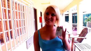 Mickenzie Moore saugt und reitet den dicken schwanz wie ein blondes college-mädchen