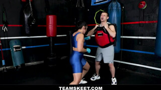 Ein kleiner Fick nach dem Kickboxing-Workout