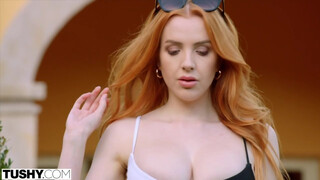 TUSHY - Scarlett Jones fordert eine Tracht Prügel