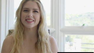 ZeroTolerance - sexy blondes Küken hat kein Problem damit, in den Hintern getreten zu werden
