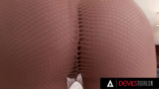 Hot-fucking blond trans Emma Rose in Strumpfhosen bekommt ihren Arsch