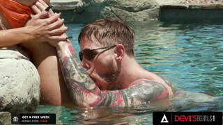 Hot-breasted trans Brittney Kade mit einem Gesicht aus Holz nach der Anal