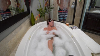 Brooke Tilli fickt in der Badewanne