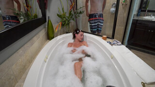 Brooke Tilli fickt in der Badewanne