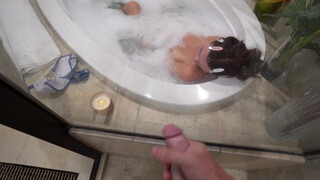 Brooke Tilli fickt in der Badewanne