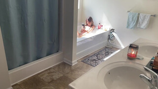 Brooke Tilli in der Badewanne bekommen es auf in den Schwanz