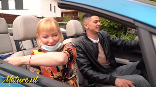 Anna Blond nimmt den Jungen mit nach Hause