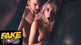 Die gruselige Garderobe - Halloween Special, wo geile Teenager bekommt einen riesigen Schwanz