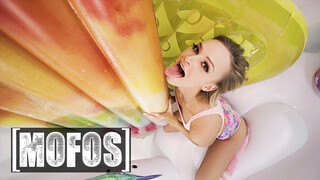 Mofos - Emma Hix geleckt und geladen
