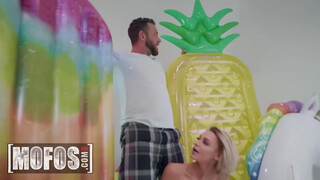 Mofos - Emma Hix geleckt und geladen
