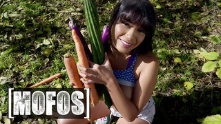 Mofos - Aryana Amatista mag nicht nur Gemüse