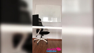 Oksana Katysheva masturbiert im Büro