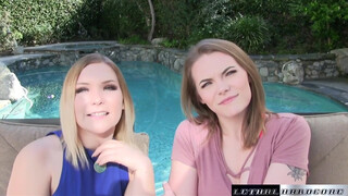 Kayli und ihre Freundin teilen sich einen Schwanz
