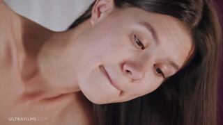 ULTRAFILMS - Erstaunliche Modelle Evelin Elle und Amelia Riven lecken sich gegenseitig in verschiedenen Positionen