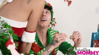 Sexy Winterelfe braucht eine junge Elfe, um ihre Weihnachtsstimmung zu verstärken