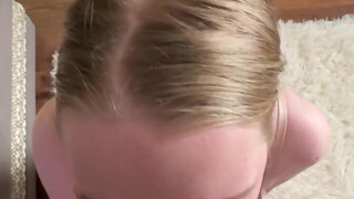 18 Jahre altes Amateur Mädchen saugt meinen Schwanz
