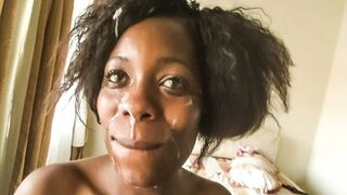 Ein schwarzes Mädchen aus Ruanda wird nach der Arbeit von einem großen, weißen Chef voll