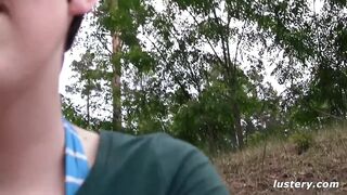 Er hat einen Schwanz an einen Baum gebunden