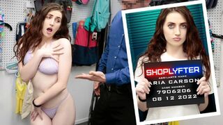 Pervert Cop zieht Aria Carson's lila String und fickt sie schwer auf dem Tisch