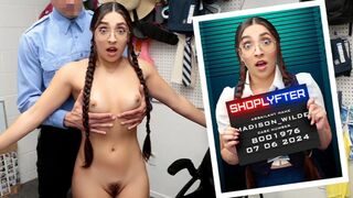Cute teenage schulmädchen gets stripped von sie kleidung und fucks die cop