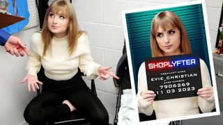 Evie wird mit dem Kinderwagen zum Shoplifting und in Frage gestellt