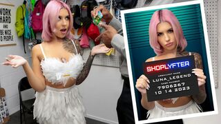 Sexy teen wird erwischt stehlen Süßigkeiten in Halloween Kostüm im Laden
