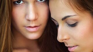 Hot lesbische Umarmungen von Alexis Crystal und Antonia Sainz